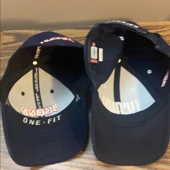 Set of 2 wool blend UCONN baseball caps - Picture 4 of 4
